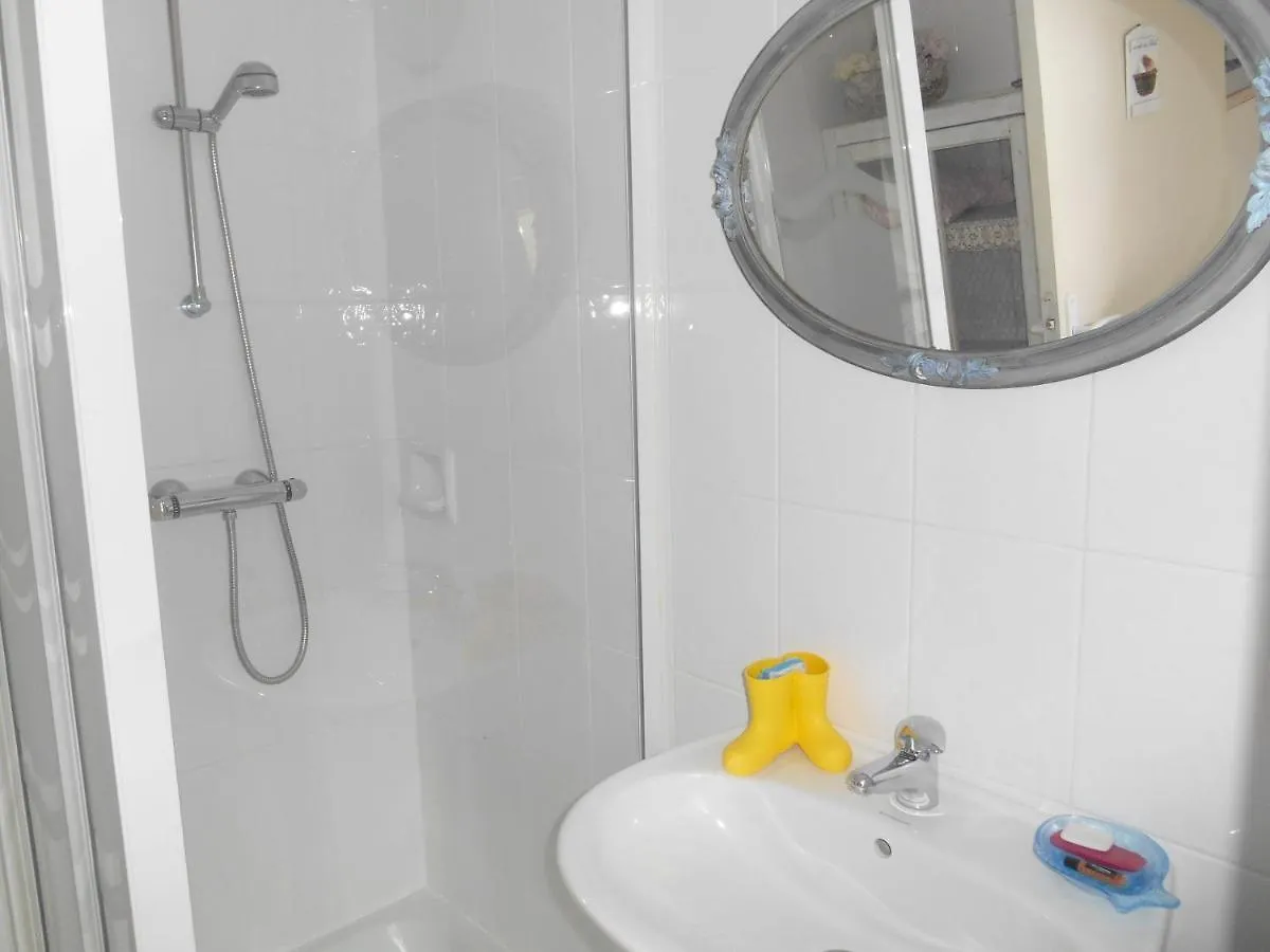 Holiday home Maison Accueillante A Cleden-Cap-Sizun Avec Jardin Clos